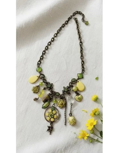 Collar Metal Con Dijes Verde Detalle...