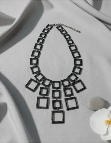 Collar En V De Cuadrados Negro Metal...