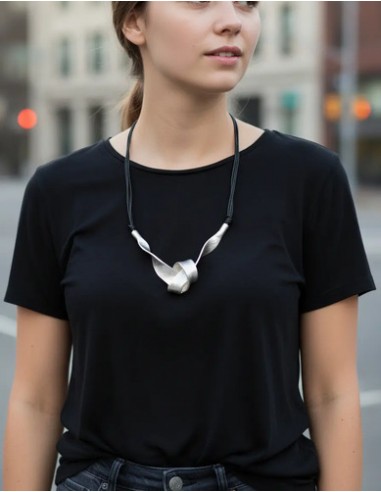 Collar Corto Cordon Negro Herraje...