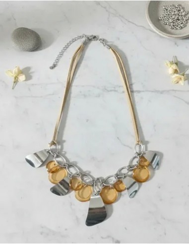 Collar Corto Con Dijes De Metal Y...